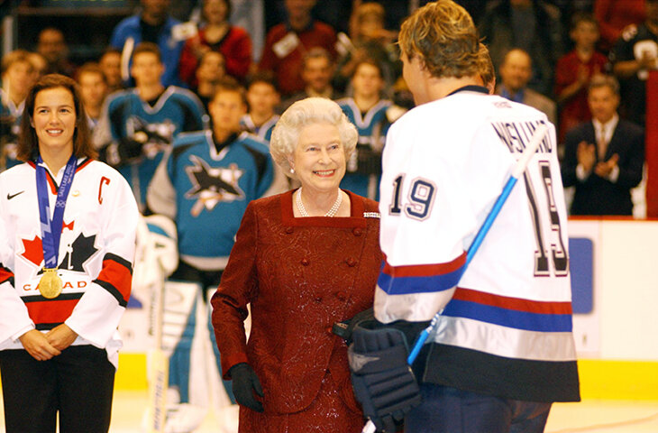 Елизавета II и спорт: награждала Англию на ЧМ-1966, принимала «Арсенал», вбрасывала шайбу в НХЛ, вручала салатницы на «Уимблдоне»