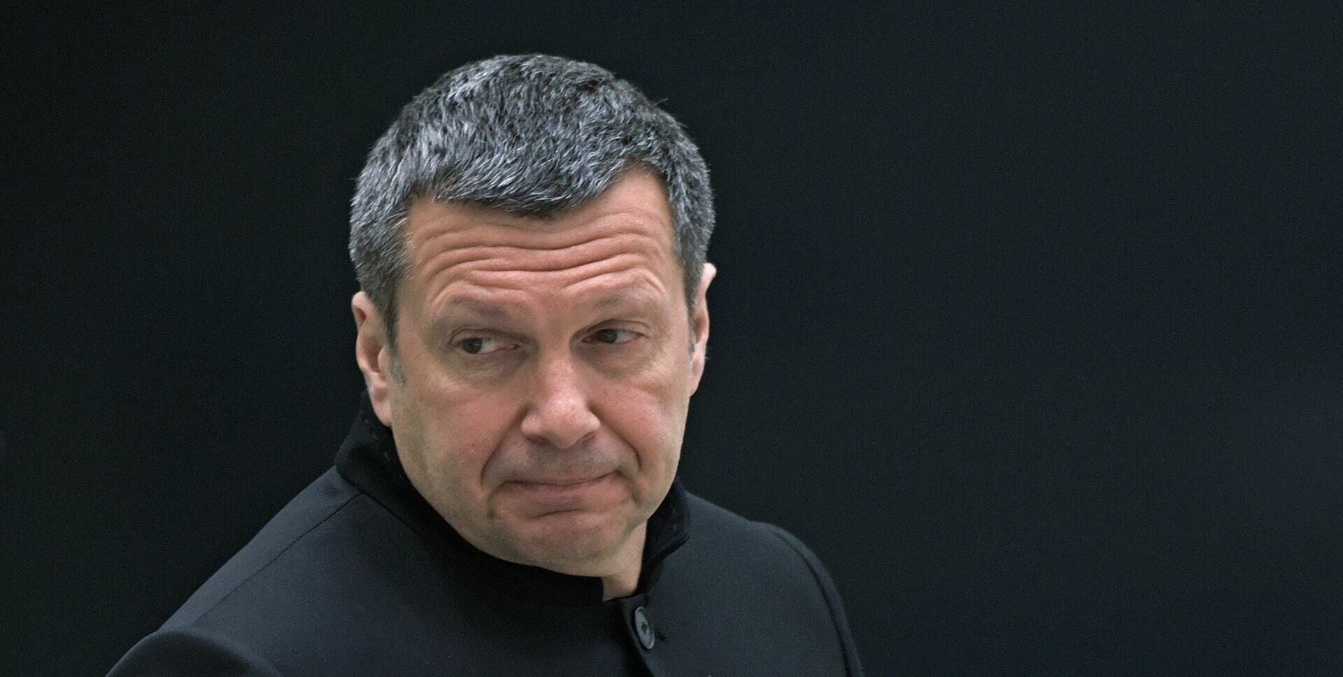 Владимир Соловьев назвал сторонником Навального и расистом хоккейного журналиста Ерыкалова после его слов я с вашими пропогандонами в одном поле срат