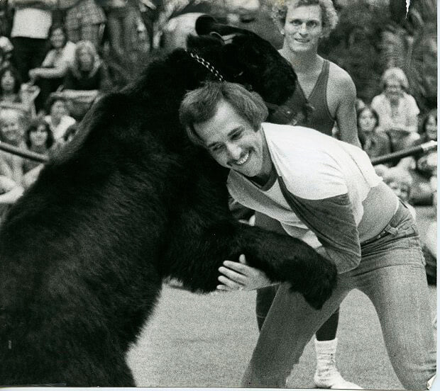 Хабиб боролся с медведем, но в США это очень распространенная забава. С животными дрались в ринге и клетке, а мишка Виктор был легендой