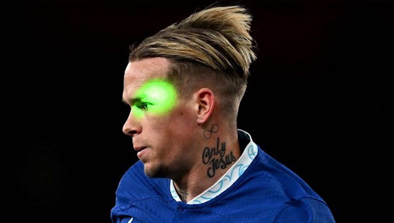 Мудрику светили лазером в лицо во время игры с Арсеналом. Фанат, делавший это, арестован