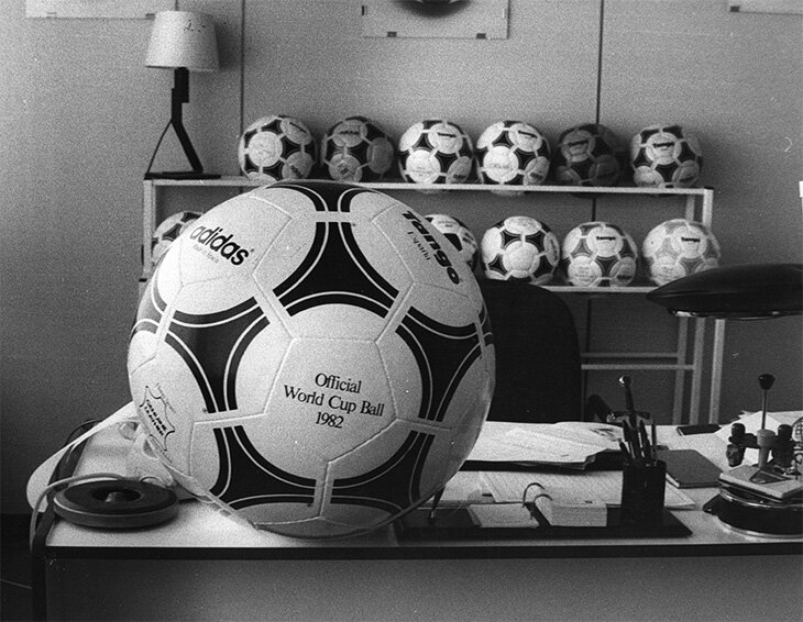 Все мячи на чемпионатах мира: в финале-1930 сыграли двумя разными, классику-1970 назвали в честь спутника, «джабулани»... Ох, «джабулани»!