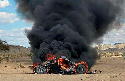 Первый пожар нового «Дакара» уничтожил машину хозяина гоночной империи с состоянием 200 млн евро. Чемпион сжалился и подарил свою