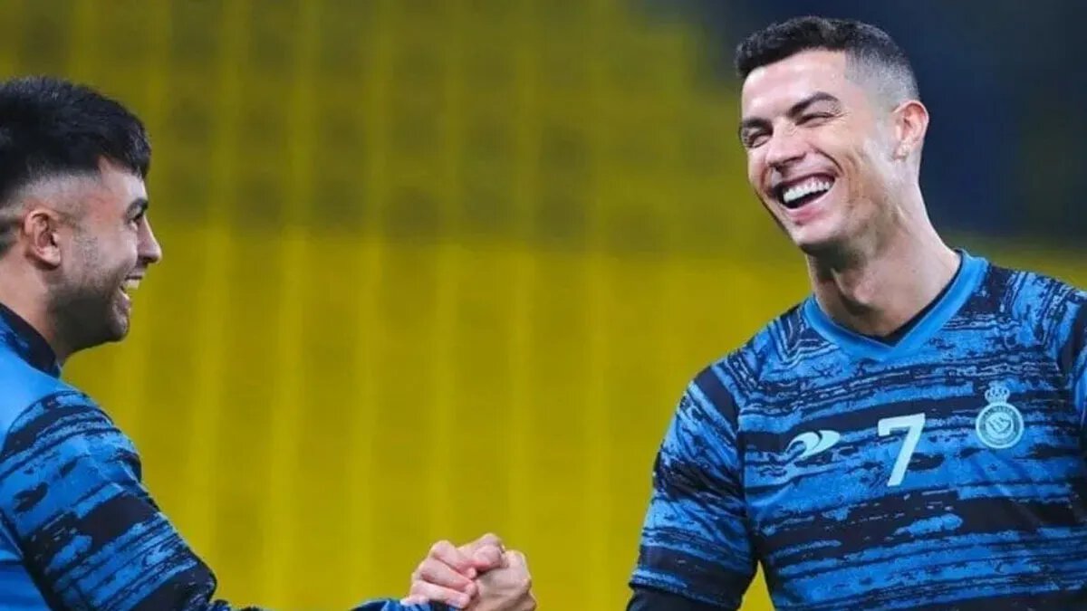Удивлен, какой Роналду милый и скромный. Он танцевал за столиком, размахивал салфеткой. Американский диджей встретил Криштиану в ресторане в Саудовск