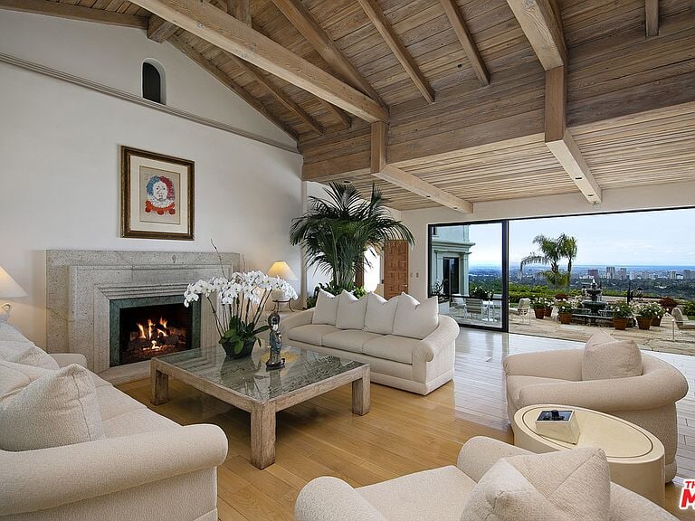 Леброн купил новый дом за 39 млн: шикарный вид на Лос-Анджелес и океан, теннисный корт и 7 каминов