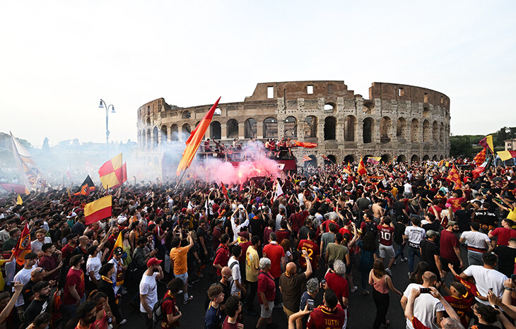 Пестрый парад «Ромы» напротив Колизея – скажите им, что Лига конференций не котируется! 