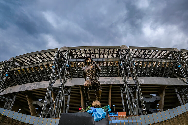 В Неаполе открыли сразу два памятника Марадоне: один у стадиона его имени, другой – внутри. Смотрите, как красиво их показали