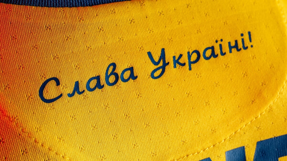 УАФ ведет переговоры с УЕФА, чтобы оставить слоган Героям слава! на форме Украины