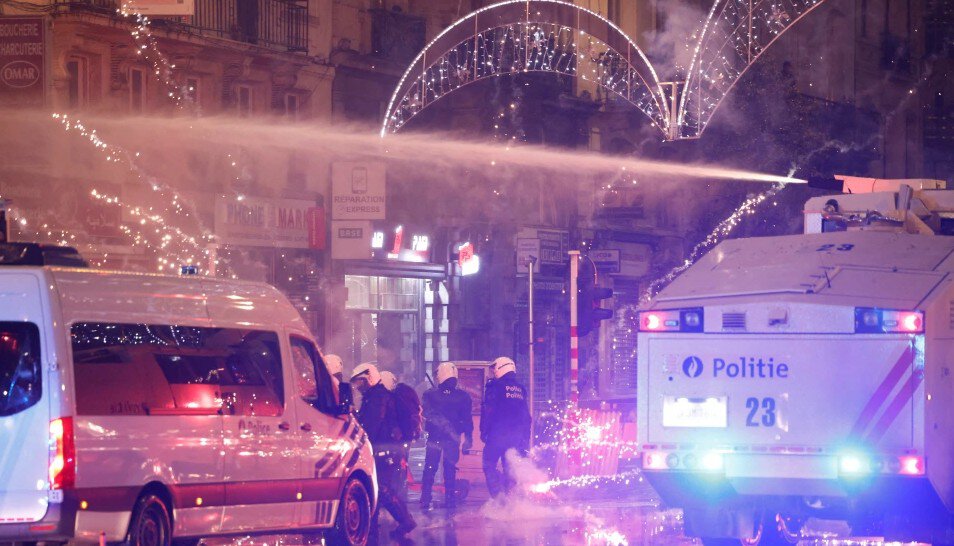 Сотни фанатов устроили беспорядки в Брюсселе после поражения Бельгии от Марокко. Полиция применяла водометы и слезоточивый газ