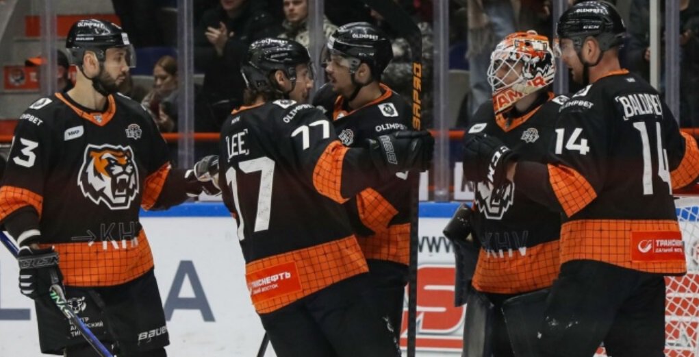 Амур выиграл у Авангарда 2-й матч за 2 дня, забросив 3 шайбы в 3-м периоде при счете 0:2. Клуб идет на 8-м месте на Востоке