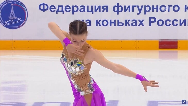 Фигуристки-близняшки встретились на Кубке России: обнимались на льду, аплодировали друг другу, вместе ждали оценки