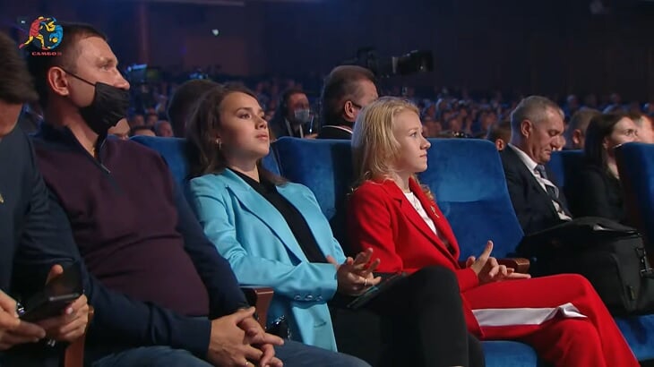 Загитова и Медведева – на юбилее школы: Женя вела концерт в ярком платье, Алина аплодировала с первого ряда, обе получили медали