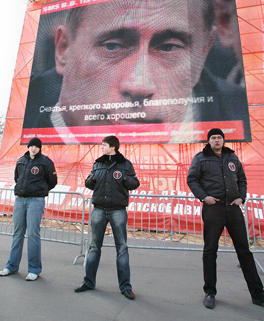 Дружили с ЛДПР, пили пиво с Путиным, а теперь страдают от обысков и уголовок. Полная история отношений фанатов и власти