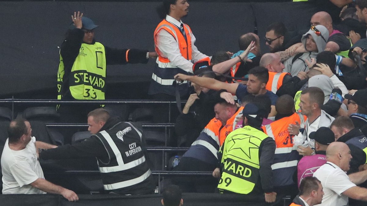 Фанаты Марселя сорвали ЛГБТ-флаг болельщиков Тоттенхэма. Объединение Гордые лилейно-белые хочет, чтобы УЕФА принял меры