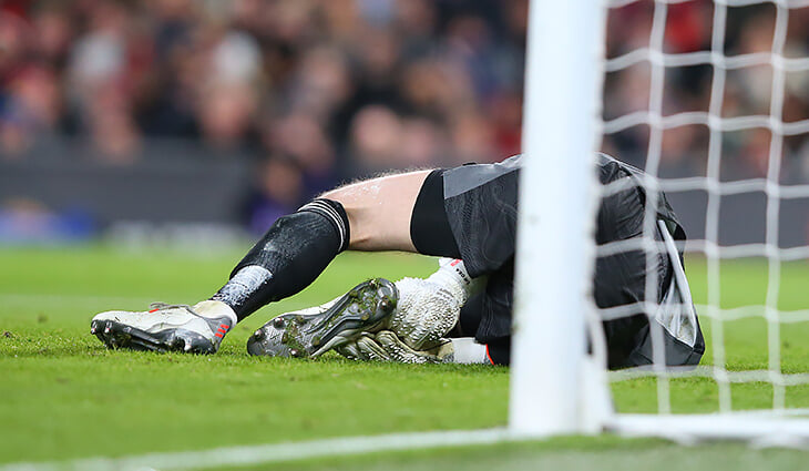 «Арсенал» забил «МЮ» в ворота с лежащим на газоне Де Хеа (ему на ногу наступил Фред). Правила на стороне судьи 