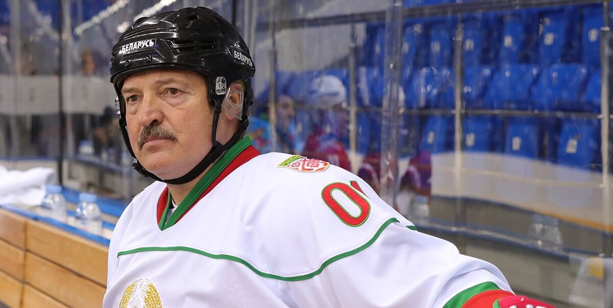 Хоккейная команда Лукашенко приняла участие в благоустройстве мемориального комплекса Хатынь в канун Дня Октябрьской революции