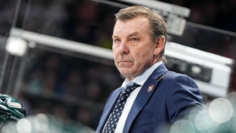 Знарок о том, мешает ли Ак Барсу ситуация Радулова: Вообще никому не мешает. Он хорошо сыграл с ЦСКА. Вы хотите, чтобы я вас удивил