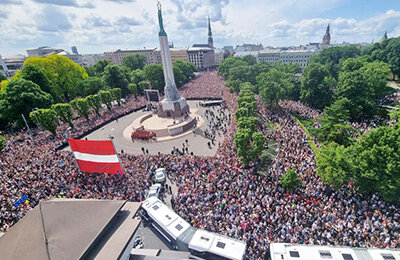 В Латвии – официальный выходной из-за хоккея! Тысячи людей вышли на улицу праздновать бронзу сборной на ЧМ