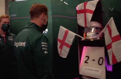 Команда подколола Феттеля за поражение его сборной на Евро: флагами Англии на шкафчике со шлемом Себа