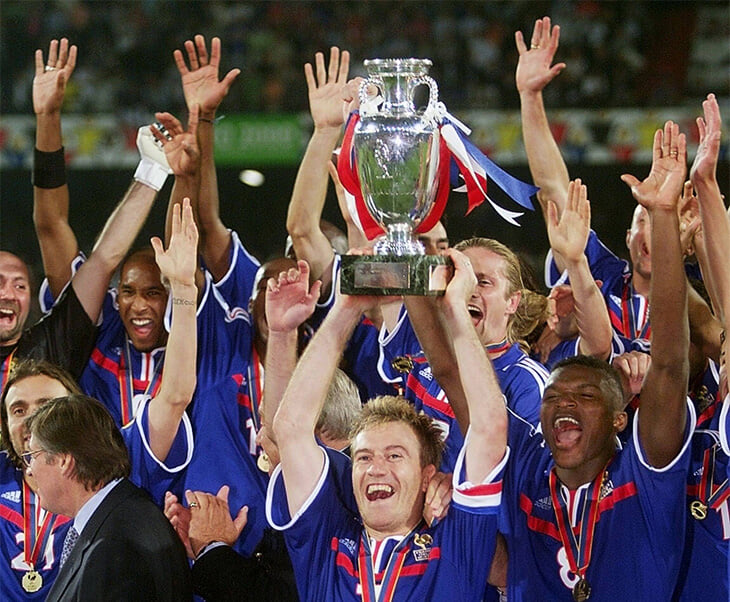 Кто стал чемпионом европы. Сборная Франции 2000. Сборная Франции евро 2000. Франция чемпион Европы 2000. Чемпионат Европы по футболу 2000.