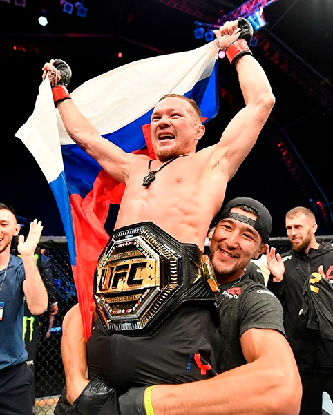 Чемпионский пояс UFC – у Петра Яна! Показываем, как болели за него в Екатеринбурге