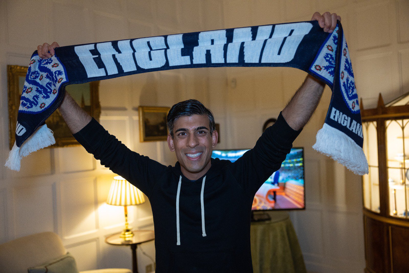 До матча он выложил фото с шарфом сборной и написал: "Вперед, Англия! 