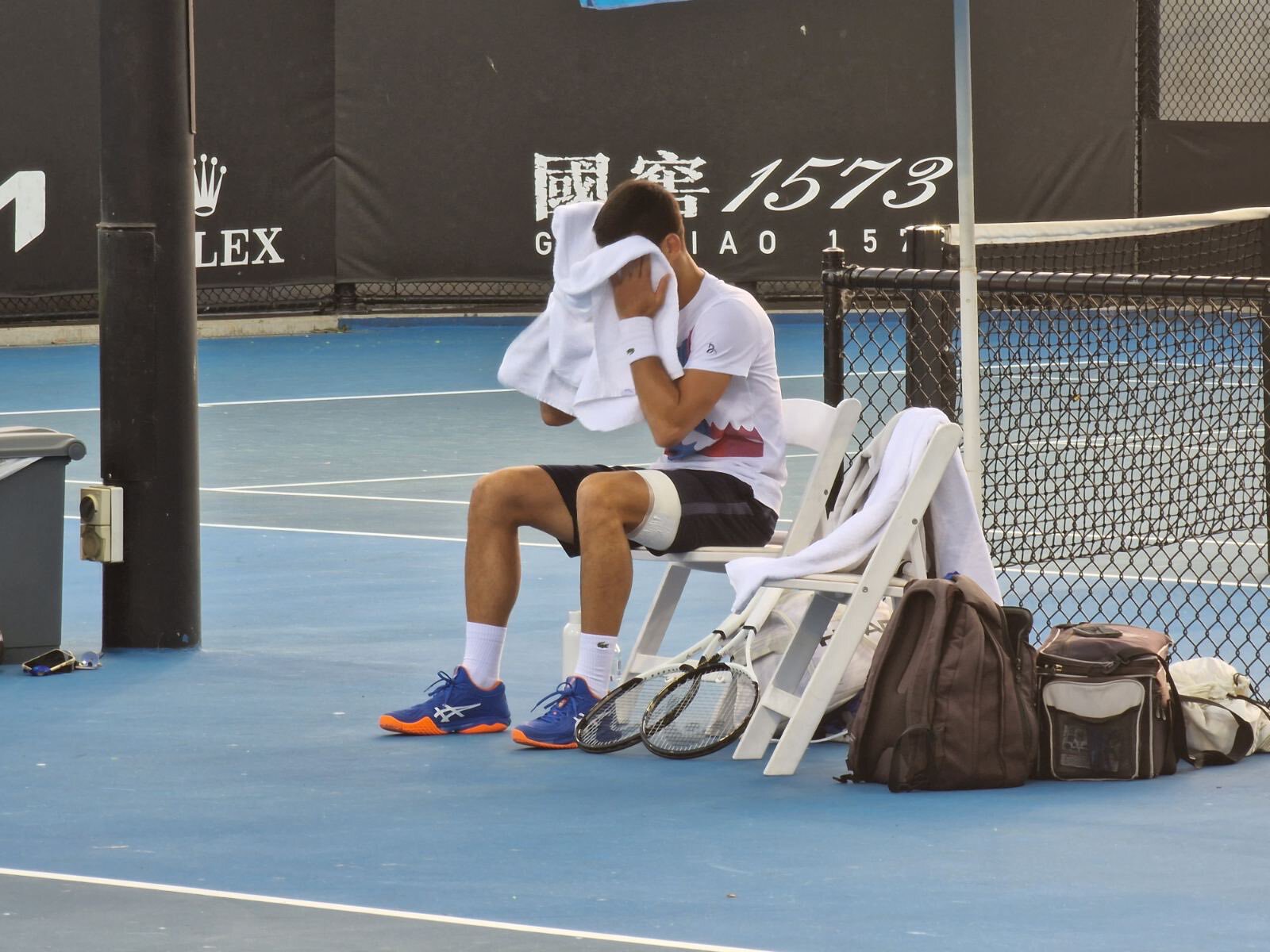 Джокович все же провел тренировку на Australian Open с тейпом на бедре