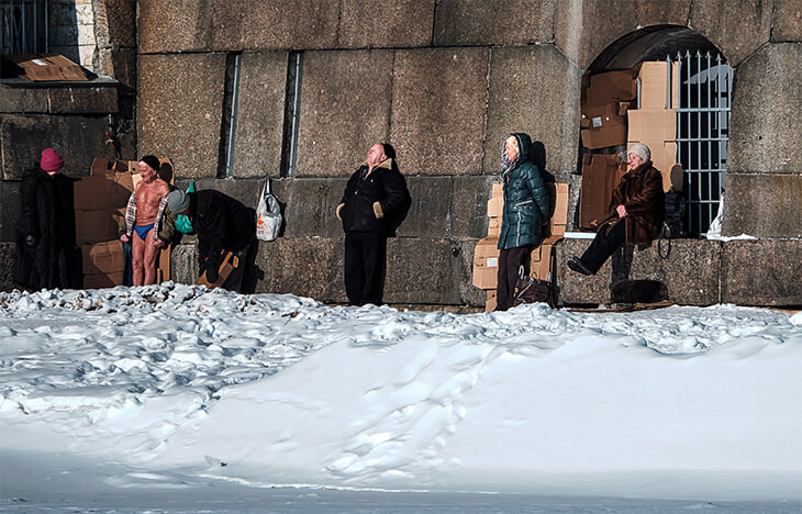 Голые девушки чистят снег на улице без трусиков фото