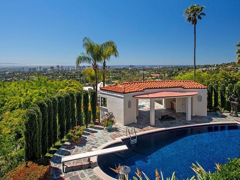 Леброн купил новый дом за 39 млн: шикарный вид на Лос-Анджелес и океан, теннисный корт и 7 каминов