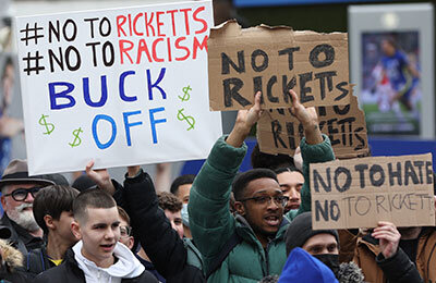 Фанаты «Челси» протестуют против потенциальных покупателей – целой семьи. Похоже, отец ненавидит мусульман