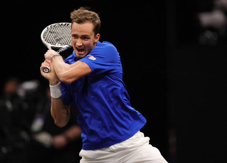 Медведев порхал в первом матче после титула US Open – закончил классически странным форхендом и извинился за разгром