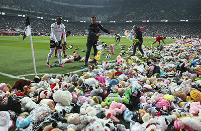 Фанаты «Бешикташа» и «Антальяспора» забросали поле мягкими игрушками. Их отправят детям, которые пострадали от землетрясений