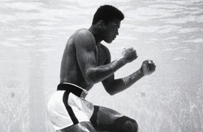 История культового фото Мохаммеда Али на дне бассейна: он сам нырнул туда, хотя не умел плавать