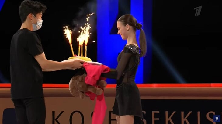 Сюрпризы Щербаковой в шоу-номере: сняла толстовку, показала элемент из брейка-данса и получила торт на льду