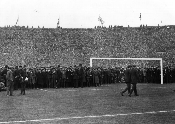 От 125 до 300 тысяч зрителей, толпы даже на поле – это первый матч на «Уэмбли». Игру назвали «Финалом белой лошади»