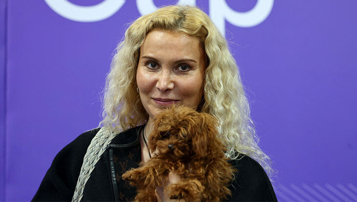 Этери Тутберидзе завела собаку-крошку и не расстается с ней даже на соревнованиях. Очаровательно!