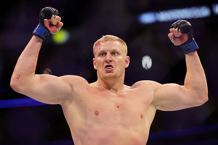 «Как тебе мой бокс, Майк?» Русский десантник из UFC нокаутировал Льюиса за 55 секунд – и обратился к Тайсону в зале