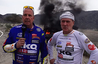 Весь сюрреализм «Дакара»: телеинтервью и селфи гонщиков на фоне своей горящей машины – а ведь они едва успели выскочить