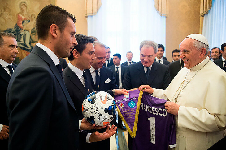 Папа римский – коллекционер футбольных форм: много подарков от Месси, заезжал даже Марадона, теперь есть от Роналду