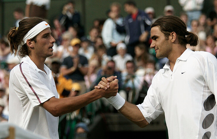 Федерер и «Уимблдон» – это любовь. Первый титул Роджер взял в 2003-м, когда не мог сидеть из-за боли в спине и скорбел по тренеру