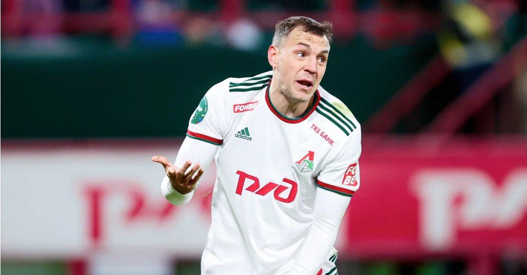 Дзюба не пожал Семаку руку после матча. Тренер Зенита пошел к игроку Локо, а затем махнул рукой