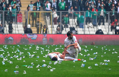 На курдскую команду напали прямо на стадионе. Фанаты запускали петарды и стреляли камнями из рогаток