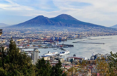 Неаполь стоит у Везувия – самого опасного вулкана Европы. Для жителей это символ борьбы за родную землю