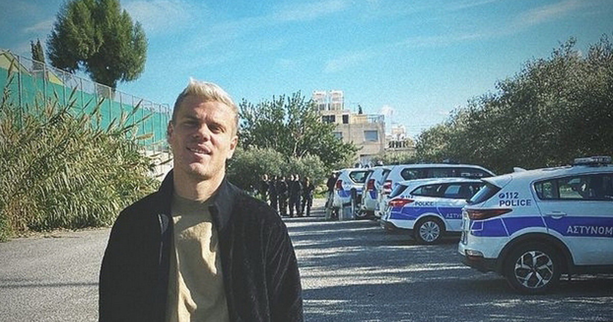 Кокорин выложил фото на фоне полицейских машин: Интересно, у меня есть хоть один хейтер