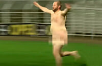 Немецкий клуб продал 182 тысячи виртуальных билетов на матч и устроил шоу: невидимый соперник, голый мужик и гол имени Сапогова