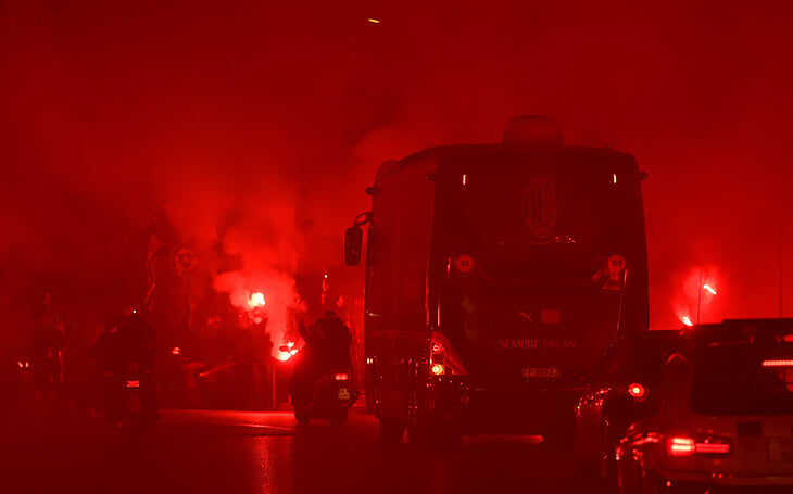 Фаны «Милана» встретили автобус команды так, будто в мире есть лишь два цвета – красный и черный