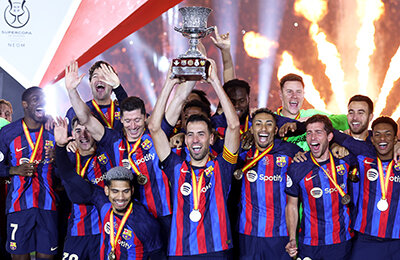 «Барселона» отмечает трофей: молодые в восторге, Хави – в сторонке