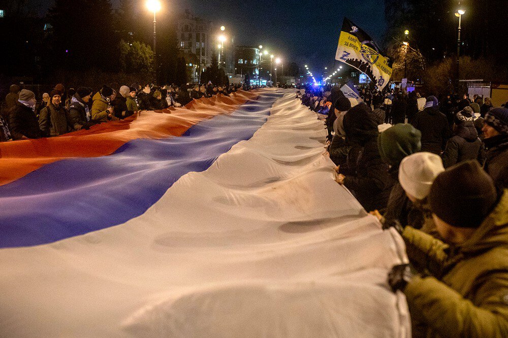 Фанаты пронесли 600-метровый российско-сербский флаг перед матчем Зенита и Црвены Звезды