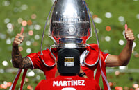 Эрнандес праздновал победу с кубком Лиги чемпионов на голове – точно так же в 2001-м ликовал Лизаразю