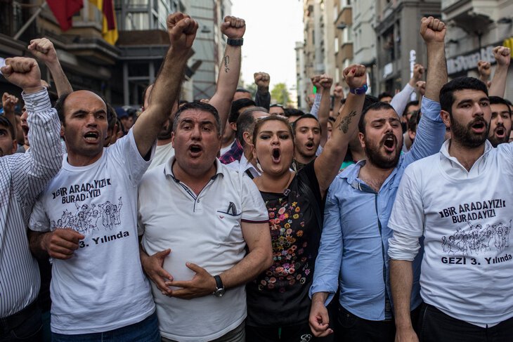 Турция ввела Fan ID после волнений 2013 года. Спонсоры уходили, фанаты протестовали, но потом все смирились