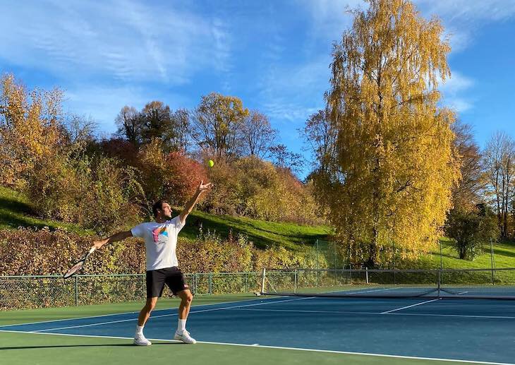 Федерер казался биороботом и долго побеждал возраст с травмами. Хотя методы у него самые простые: массаж, растяжка, сон